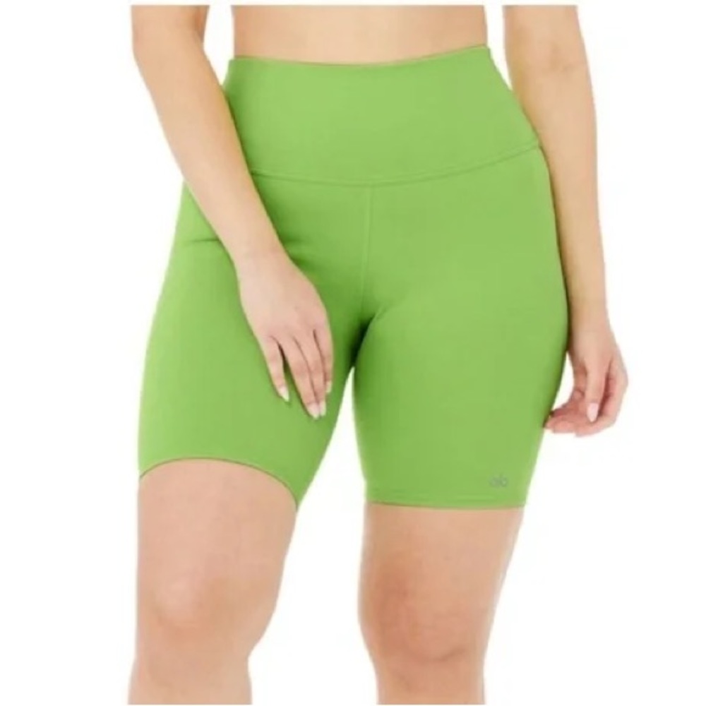 Alo yoga airbrush biker shorts in green Apple